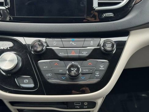 Used 2018 Chrysler Pacifica Touring-L Plus image 12