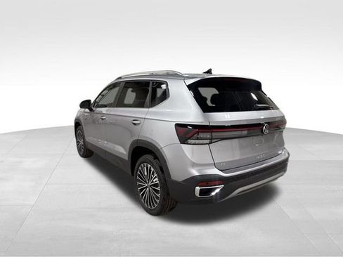 New 2026 Volkswagen Taos SE image 4