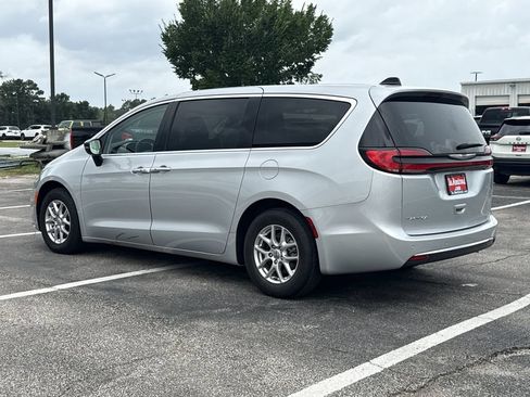 Used 2024 Chrysler Pacifica Touring-L FWD image 7