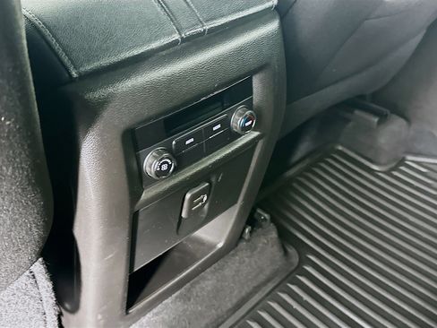 Used 2023 Chevrolet Traverse LT image 27