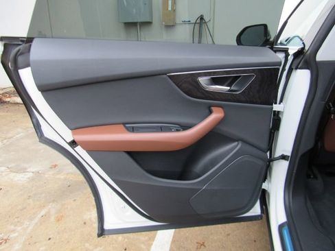 Used 2022 Audi Q8 Premium image 19