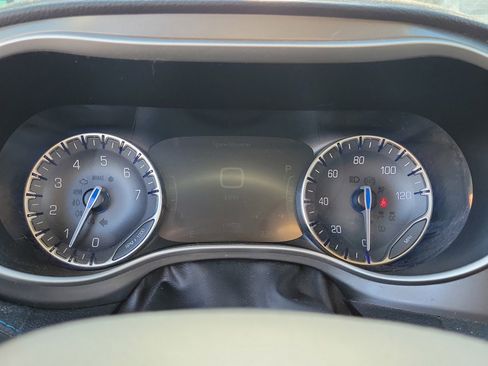 Used 2021 Chrysler Pacifica Touring FWD image 20