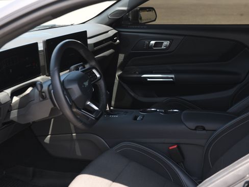 Used 2025 Ford Mustang GT RWD image 12