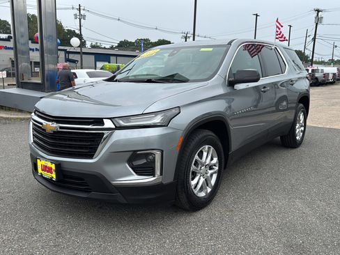 Used 2023 Chevrolet Traverse LS image 3