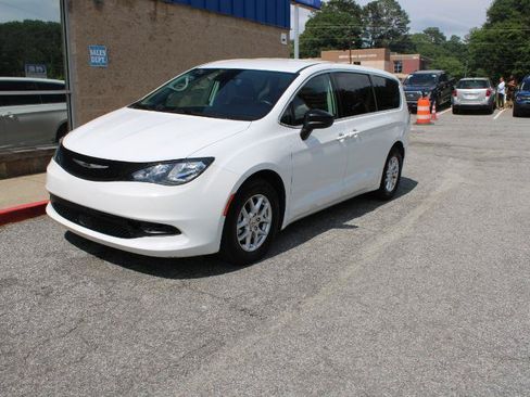 Used 2024 Chrysler Voyager LX FWD image 3