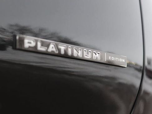 Used 2025 Mitsubishi Outlander AWD image 39