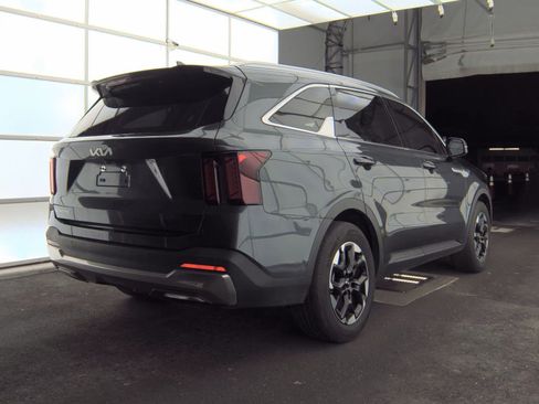 Used 2024 Kia Sorento S w/ Panoramic Sunroof Package image 7
