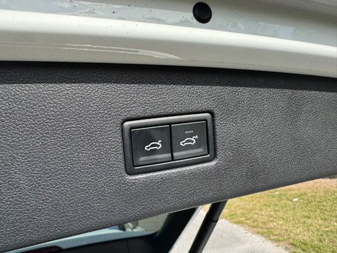 Used 2019 Volkswagen Tiguan SEL Premium image 31