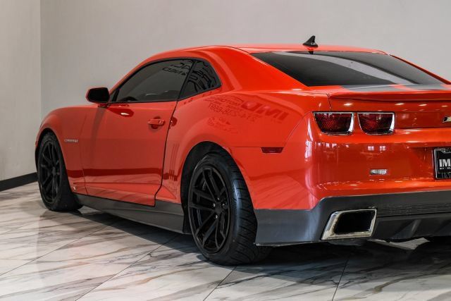 Used 2010 Chevrolet Camaro SS w/ LPO, Ground Effects Package RWD image 13
