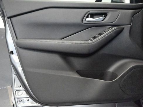 Used 2025 Nissan Rogue SV FWD image 22
