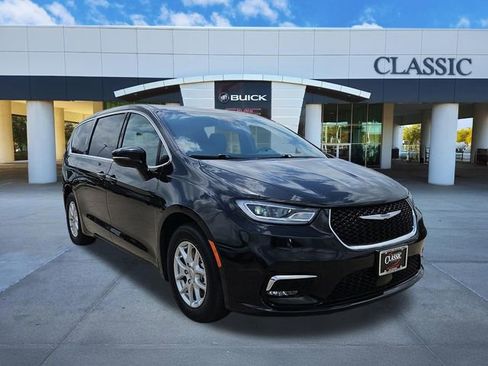 Used 2025 Chrysler Pacifica Select FWD image 1