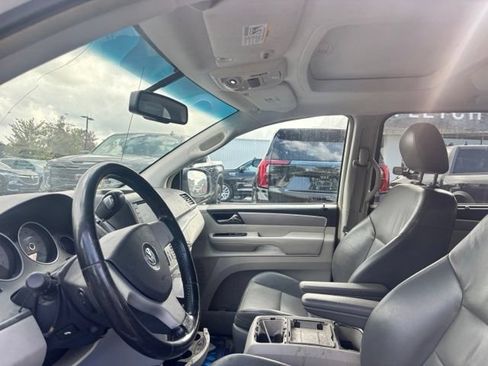 Used 2009 Volkswagen Routan SEL FWD image 9