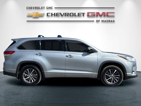Used 2018 Toyota Highlander XLE AWD/4WD image 2