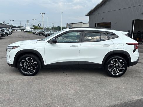Used 2026 Chevrolet Trax RS w/ Sunroof Package FWD image 6