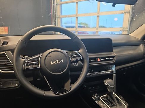 Used 2025 Kia Seltos EX w/ EX Sunroof Package image 15