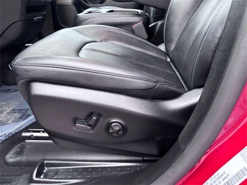 Used 2025 Chrysler Pacifica Select image 11