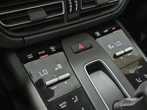 Certified 2025 Porsche Macan AWD/4WD image 19
