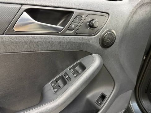 Used 2011 Volkswagen Jetta SE FWD image 15