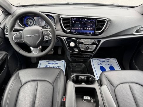 Used 2025 Chrysler Pacifica Select FWD image 19