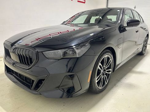 Used 2026 BMW 550e xDrive w/ Premium Package AWD/4WD image 2
