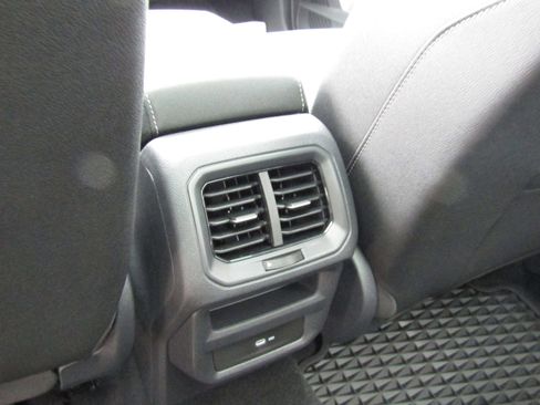 New 2025 Volkswagen Taos SE image 18