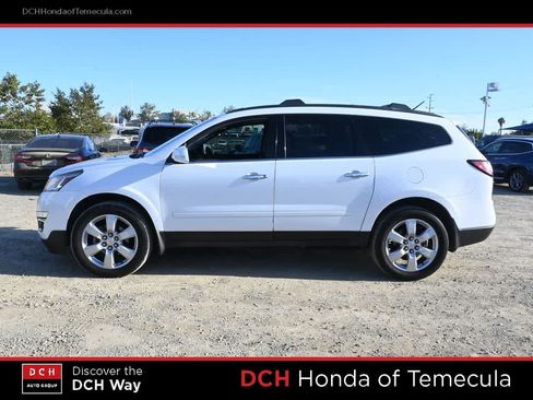 Used 2017 Chevrolet Traverse LT w/ Style and Technology Package FWD image 4