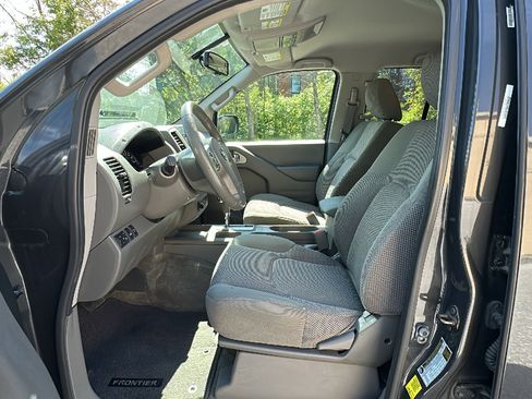 Used 2015 Nissan Frontier SV w/ SV Value Truck Package AWD/4WD image 13