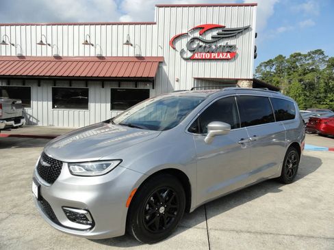 Used 2021 Chrysler Pacifica Touring-L image 1