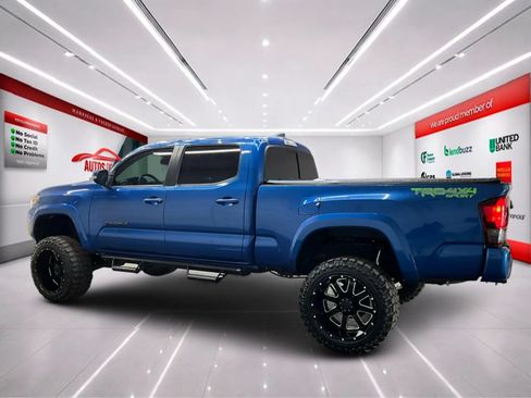 Used 2018 Toyota Tacoma TRD Sport AWD/4WD image 4