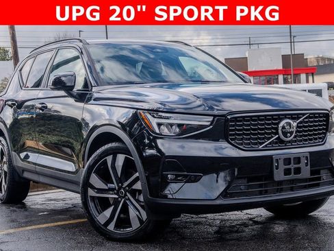 Used 2025 Volvo XC40 B5 Plus image 3