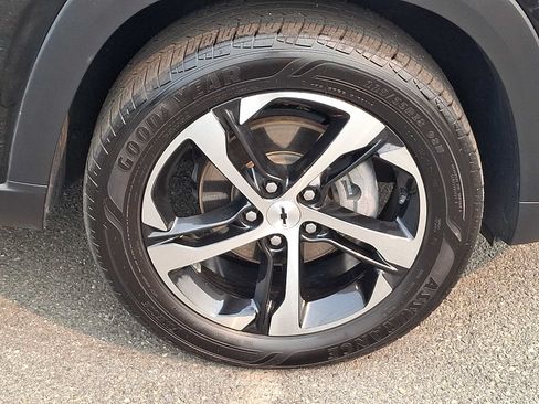Used 2024 Chevrolet Trax RS w/ Sunroof Package FWD image 8