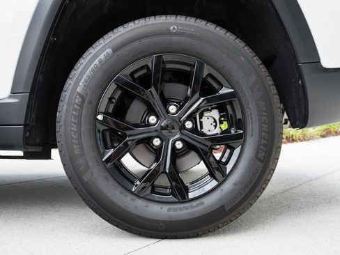 Used 2025 Jeep Grand Cherokee Altitude RWD image 14