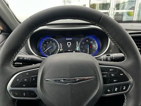 Used 2026 Chrysler Pacifica Select FWD image 11