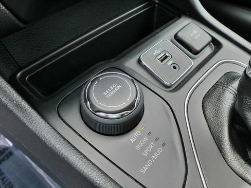 Used 2019 Jeep Cherokee Latitude w/ Popular Appearance Group AWD/4WD image 27