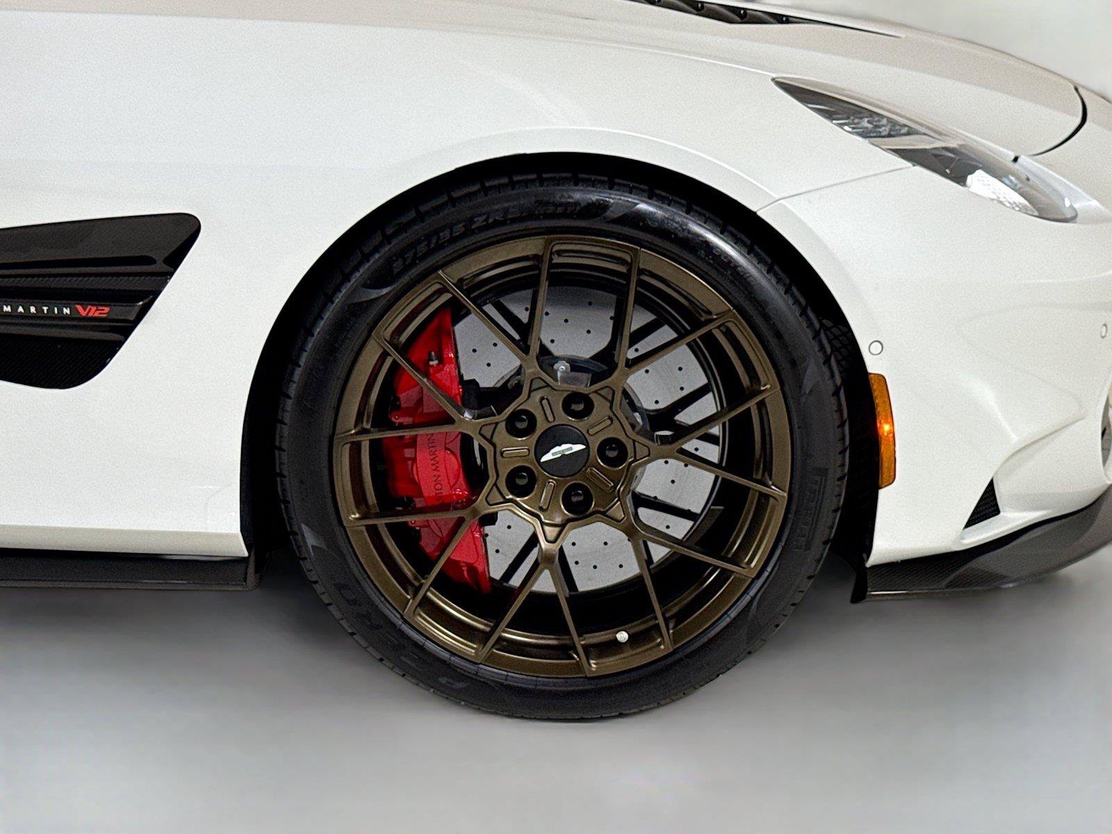 Used 2025 Aston Martin Vanquish RWD image 36