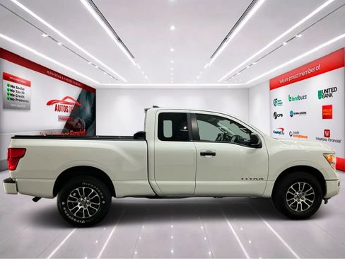 Used 2022 Nissan Titan SV image 9