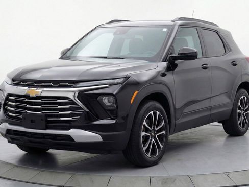 Used 2025 Chevrolet TrailBlazer LT FWD image 3