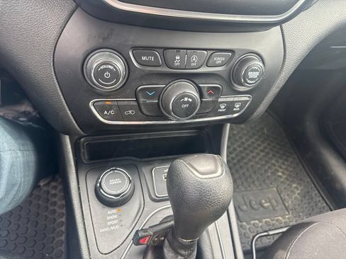 Used 2019 Jeep Cherokee Latitude w/ Cold Weather Group AWD/4WD image 7