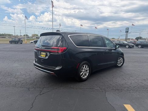 Used 2025 Chrysler Pacifica Select FWD image 5
