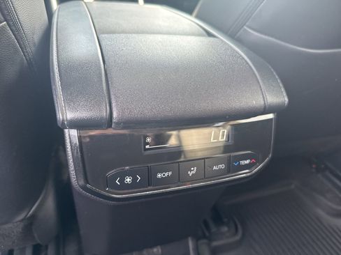 Used 2023 Toyota Highlander XLE FWD image 19