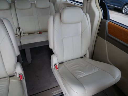 Used 2010 Chrysler Town & Country Limited FWD image 14