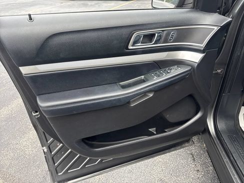 Used 2017 Ford Explorer XLT w/ Equipment Group 202A FWD image 29