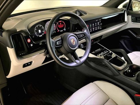 Used 2025 Porsche Cayenne image 7