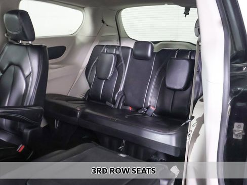 Used 2023 Chrysler Pacifica Touring-L FWD image 8