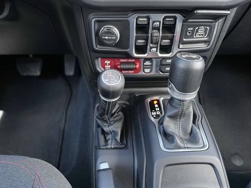 Used 2025 Jeep Wrangler Unlimited Rubicon AWD/4WD image 32