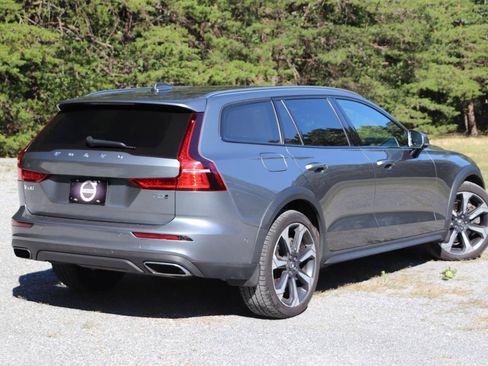 Used 2019 Volvo V60 T5 Cross Country AWD/4WD image 3