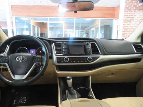 Used 2014 Toyota Highlander Plus FWD image 47