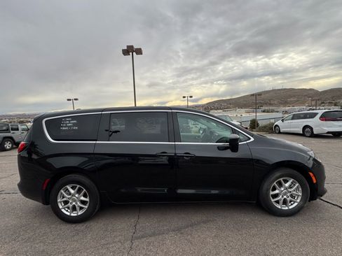 Certified 2023 Chrysler Voyager LX image 6
