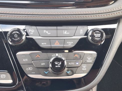 Used 2025 Chrysler Pacifica Pinnacle FWD image 19