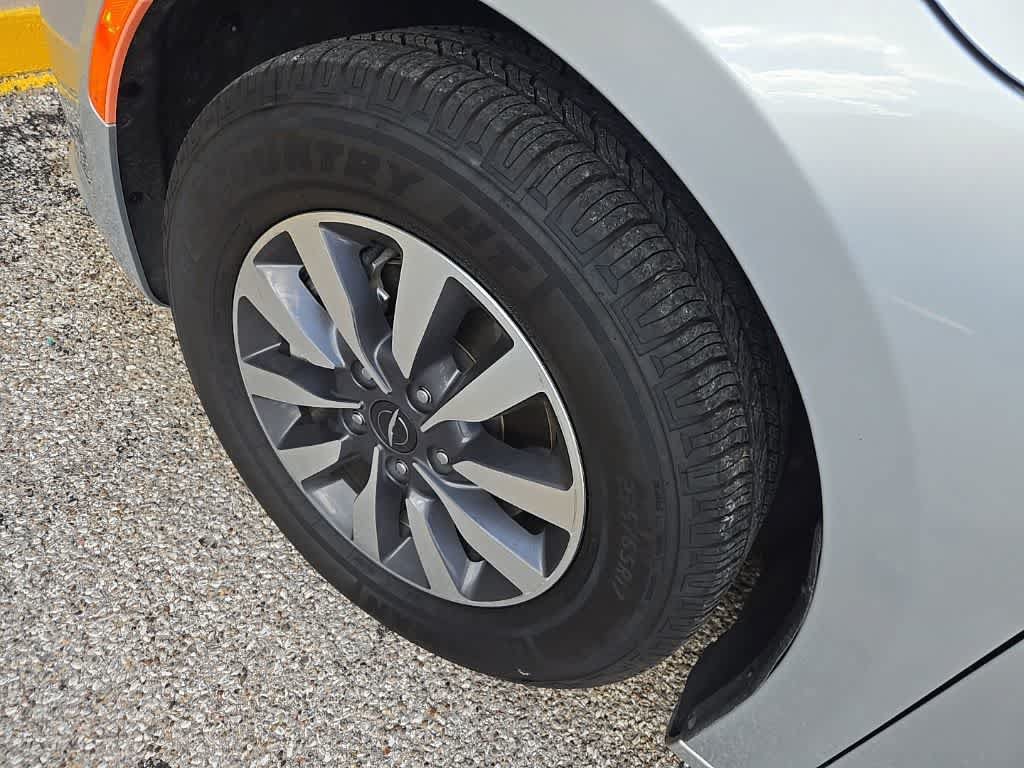Used 2023 Chrysler Pacifica Touring-L FWD image 7